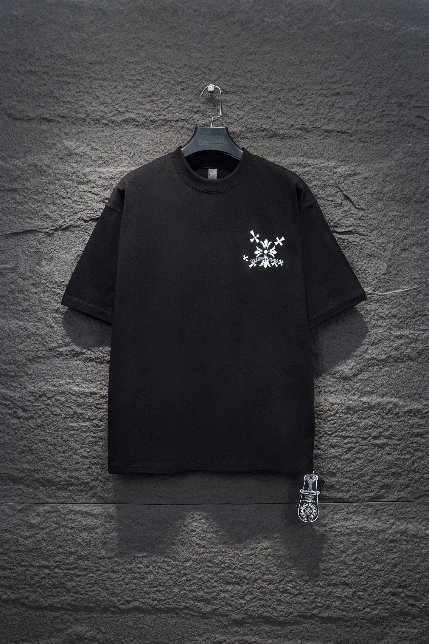 🅿️180 Style No.: 7058# Chrome hearts• 25ss ⚠YB custom-woven and custom-dyed fabric, color, printing, version, accessories. The fabric is woven by imported machines. The uniqueness of the cloth texture creates a perfect ready-made effect. The fabric is made of 260-gram clean cloth with 320-gram 1*1 rib. 4-color environmentally friendly custom-dyed fabric, and the threads are in the same cylinder without color difference.  Gradient graffiti on garments, hand-made graffiti technology on garments, the details of the collar, pockets, cuffs, and front and rear threads are clearly visible. The printing uses Japanese BROTHER white ink digital direct-injection garment printing. This model is a global limited edition. In order to present a product like a work of art, after a long period of repeated determination of details, a very high-standard garment is presented. The front chest is made of direct-injection printing environmentally friendly glue material, using a mechanized printing process. Mechanical printing has high precision, the positioning accuracy can reach ±0.02mm, and the quality is stable.   The body is treated with graffiti elements, which greatly increases the interest of the clothing; it has a unique visual effect. The special washing effect creates a unique aged effect.  Croix Heart Short Sleeve must be the first short-sleeved piece in spring and summer that blurs the boundaries of unisex style. It has a classic dropped shoulder oversize version and a loose and casual upper body.  Color: Black White Size: S M L XL
